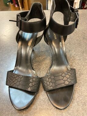 Pour La Victoire Black Textured Front-Strap Ankle-Heel Sandals